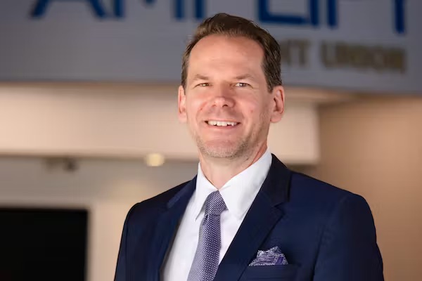 Headshot of Tommy Uhr